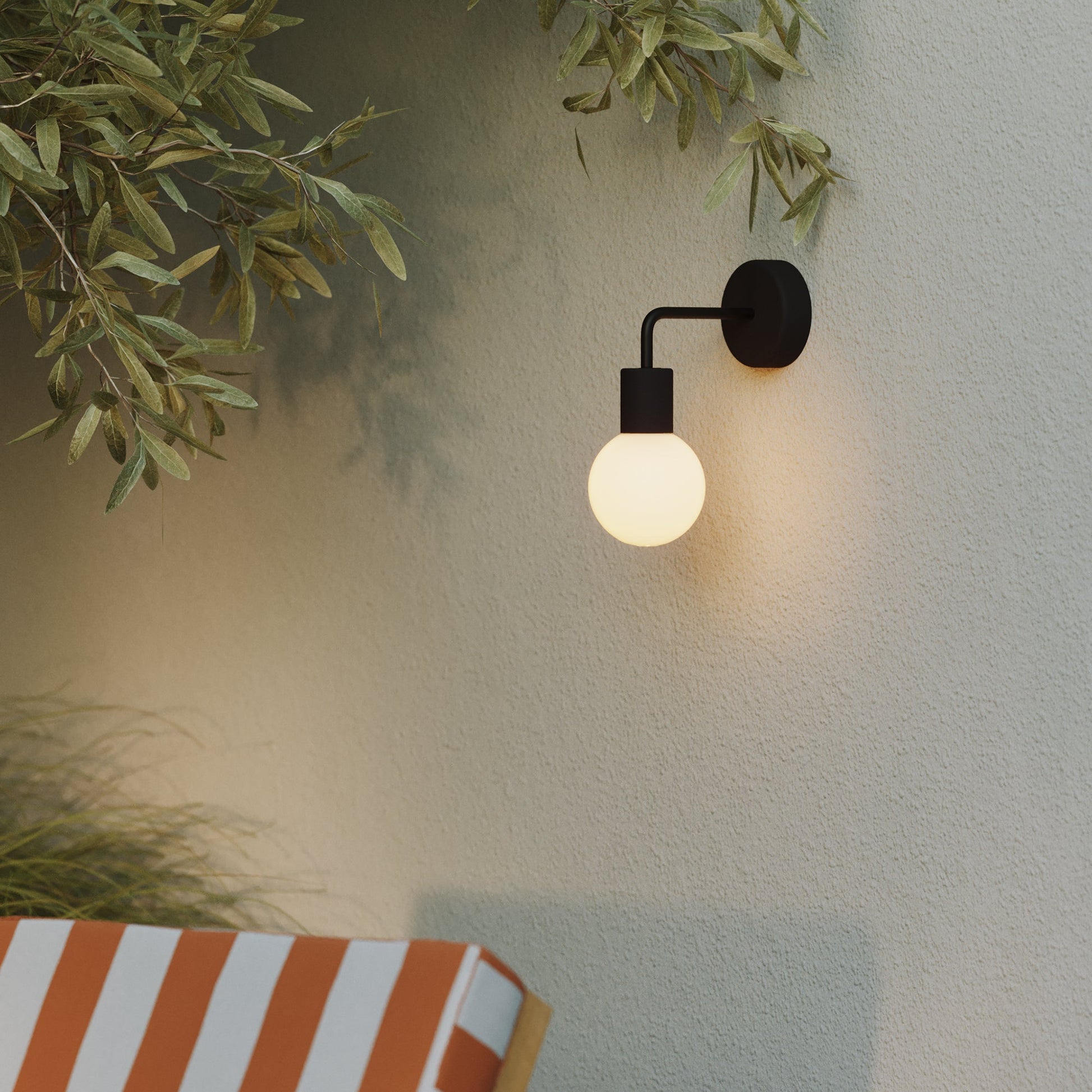 Applique da esterno Modulair IP65 con estensione a L e paralume a sfera infrangibile Unbreak-a-Ball - Nero